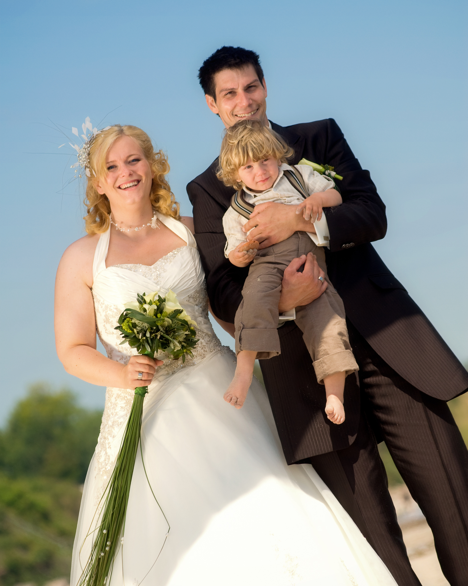Brautpaar-Fotoshooting mit Kind
